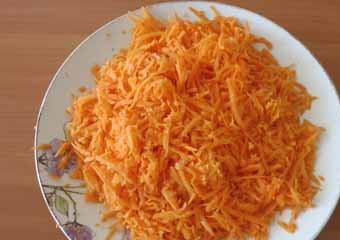 1. Этап. Кабачковая икра без перца: Чистим морковку и натираем на крупной терке.