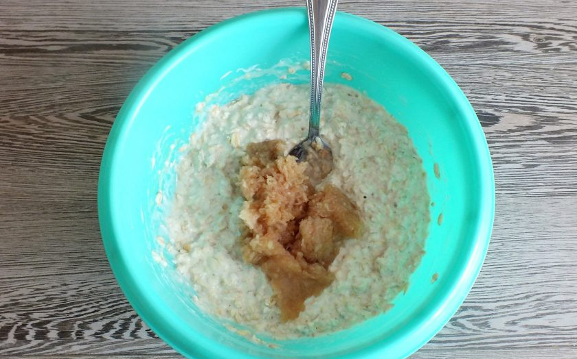 1. Этап. Овсяные вафли с яблоком: Добавьте натёртые яблоки в тесто.