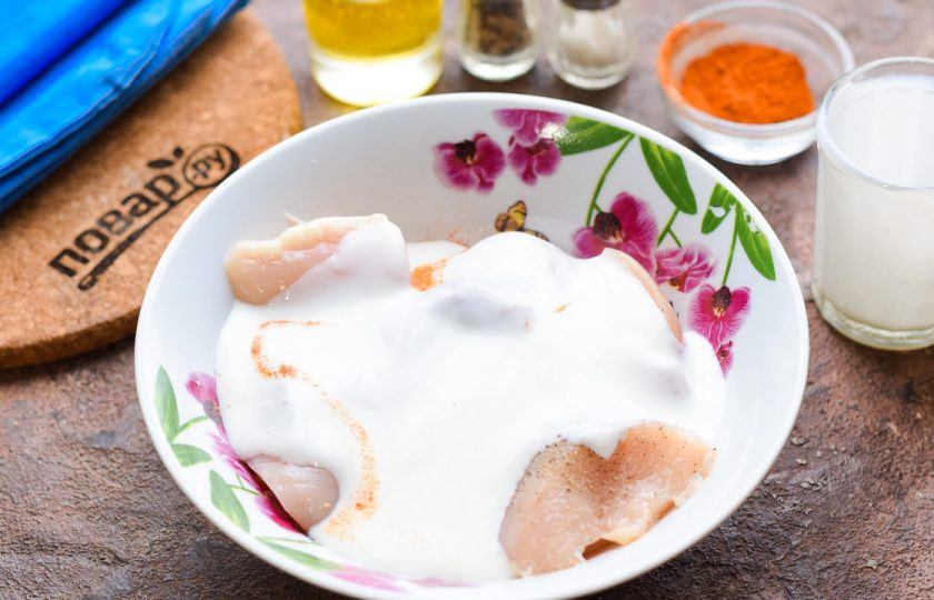 1. Этап. Курица в кефире: Влейте в миску с курицей кефир.