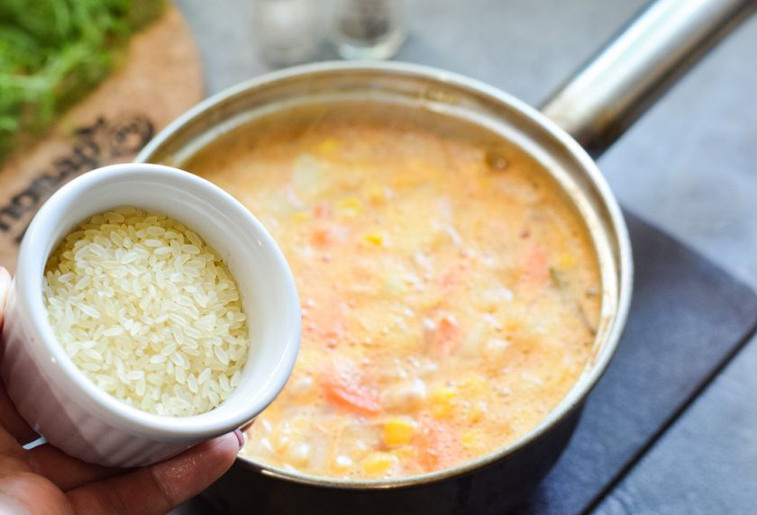 1. Этап. Суп с фасолью и кукурузой: Добавьте в кастрюлю рис. Варите суп 20-25 минут на среднем огне.