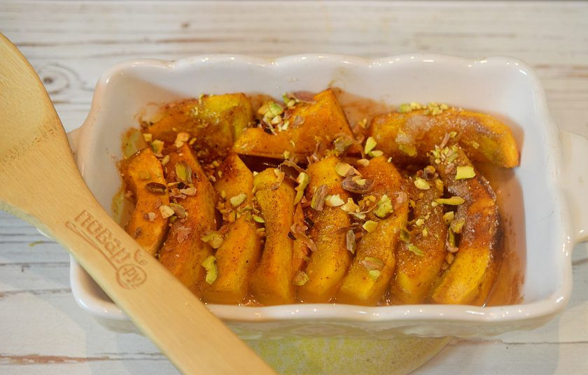 1. Этап. Запеченная тыква с орехами: 7. Посыпьте тыкву фисташками и запекайте еще около 10 минут.