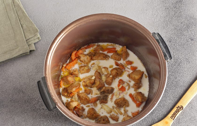 1. Этап. Свинина со сливками в мультиварке: Добавьте муку, энергично перемешайте и влейте сливки.