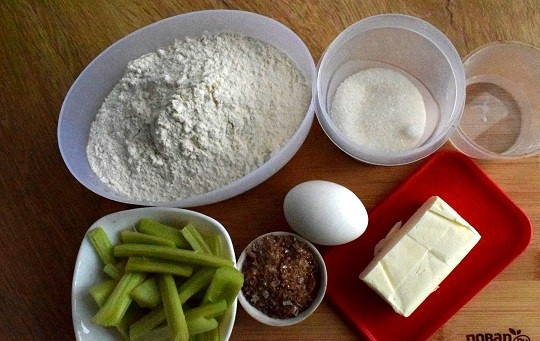 1. Этап. Печенье с ревенем: Подготовьте необходимые продукты. Просейте муку. Желток отделите от белка. Очищенный ревень нарежьте на кусочки, длиной 5-6 см. Из очисток можно приготовить очень вкусный компот.