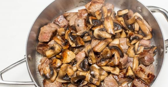 1. Этап. Гречка с грибами и мясом: Также обжарьте на растительном масле до золотистого цвета.