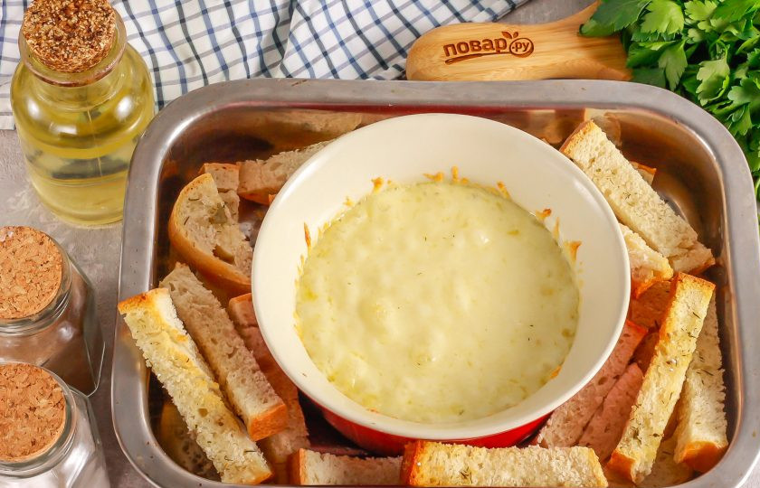 1. Этап. Запеченный Сулугуни: Поместите форму в разогретую духовку и запеките примерно 10-15 минут до полного расплавления сыра и до румяности хлебной нарезки.