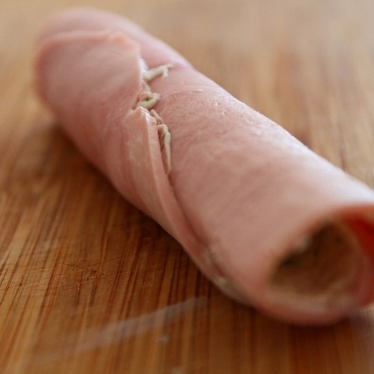 1. Этап. Рулетики из ветчины с начинкой: У вас должен получиться вот такой рулетик.