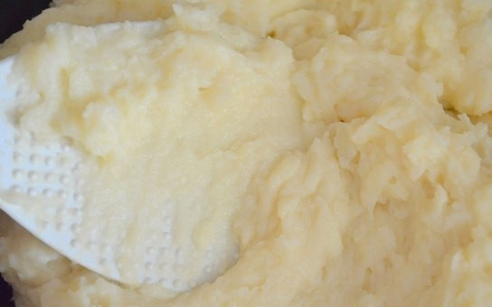 1. Этап. Куриные тефтельки в картофельных корзиночках: 2. Готовый картофель измельчаю в пюре, делаю это с помощью блендера. Затем добавляю соль, сливочное масло и муку, перемешиваю.