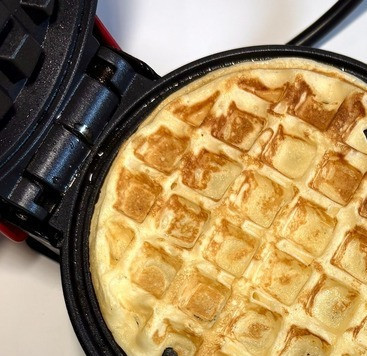 1. Этап. Вафли из творожного сыра: Вот такие румяные вафли получаются, они очень нежные и мягкие. Из этой порции получилось 8 небольших вафель (~12см).