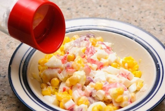 1. Этап. Салат Нежный с крабовыми палочками: 5. Добавьте немного соли и перца при желании.