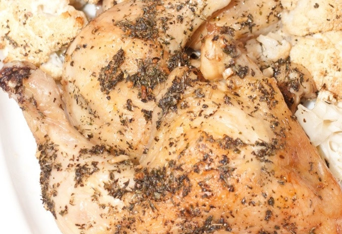 1. Этап. Куриные ножки с травами: 3. Выложите все ингредиенты в форму для запекания и отправьте запекаться в разогретую до 180 градусов духовку примерно на 60 минут.