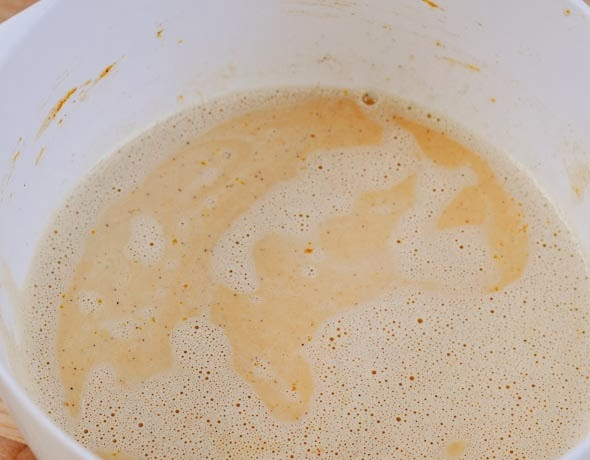 1. Этап. Крем-брюле: Теперь к тыквенной массе добавьте сливки и перемешайте все до однородности.