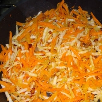 1. Этап. Гороховый суп с копчеными ребрами: Кладем эти овощи на сковородку с растительным маслом и обжариваем, пока лук не станет золотистого цвета.