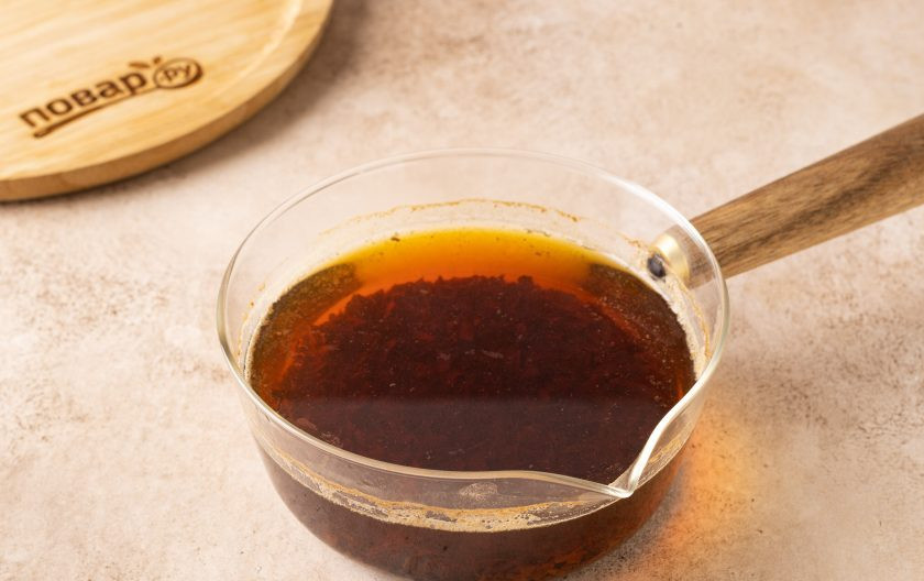 1. Этап. Чай с молочной пенкой: Добавьте черный листовой чай и сироп топинамбура. Снова доведите до кипения и снимите с огня. Дайте настояться 5-6 минут.