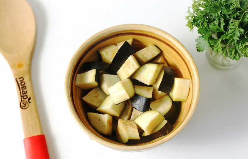 1. Этап. Кавказский борщ: Баклажан нарежьте небольшими кубиками и отправьте в бульон.