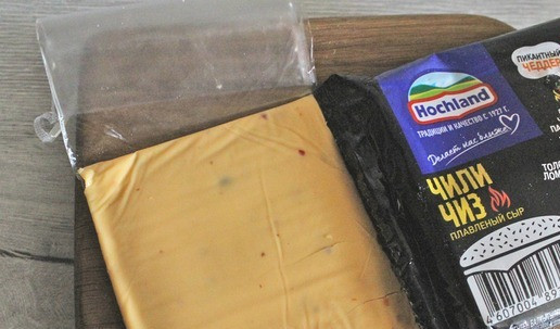 1. Этап. Булочки для бургеров: Ломтик плавленого сыра Чили-Чиз ТМ Hochland освободить от упаковки.