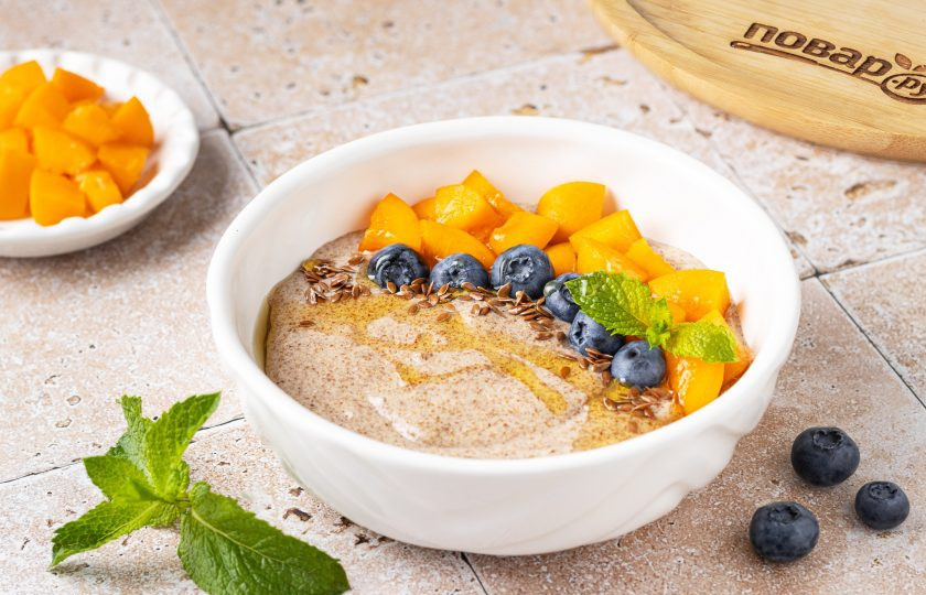 1. Этап. Каша льняная на воде: Переложите льяную кашу в миску. Добавьте голубику и абрикос. Сверху полейте сиропом топинамбура по вкусу. Приятного вам аппетита!