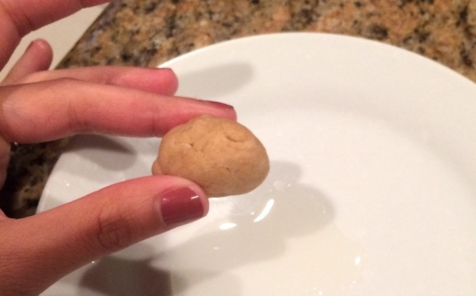 1. Этап. Индийские лепешки Пури: 5. Отщипните маленький кусочек теста, скатайте его в шарик.