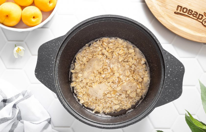1. Этап. Постная овсяная каша: Вскипятите воду в кастрюле, добавьте овсяные хлопья.