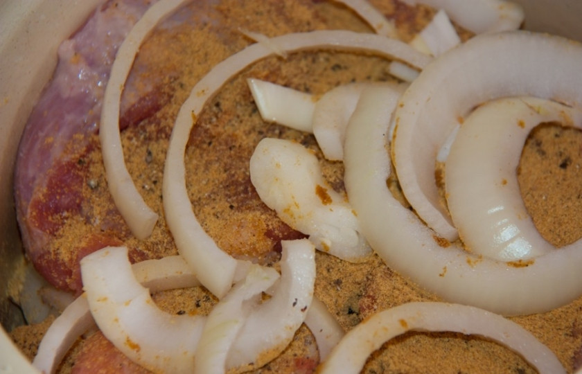 1. Этап. Мясо с горчицей: Перым делом промываем все мясо. Куриную грудку и свинину режем на кусочки жеалаемого размера. Чем они меньше, тем быстрее замаринуется мясо. Обсуштваем мясо, кладем в большую кастрюлю. Туда засыпаем горчицу, соль и перец, нарезанный крупными полукольцами лук. Перемешиваем все и сотавляем на час.