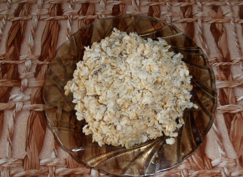 1. Этап. Печеночные котлеты из куриной печени: Отваренную овсянку пропустите через мясорубку.