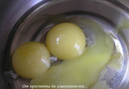 1. Этап. Клубнично-мятное мороженое: В средней кастрюльке смешайте желтки с мятным сиропом.