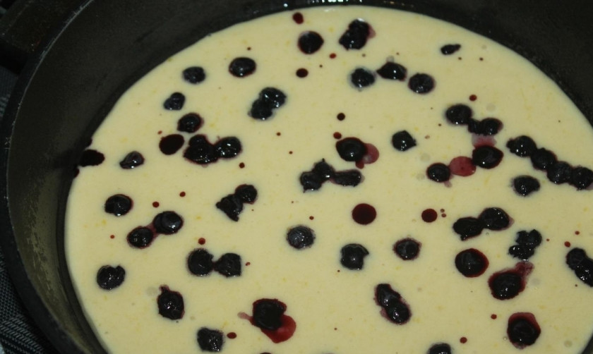 1. Этап. Торт Легко и быстро: 7. Ягоды у меня свежие, мою их и откидываю на сито, затем распределяю по всему коржу в форме.