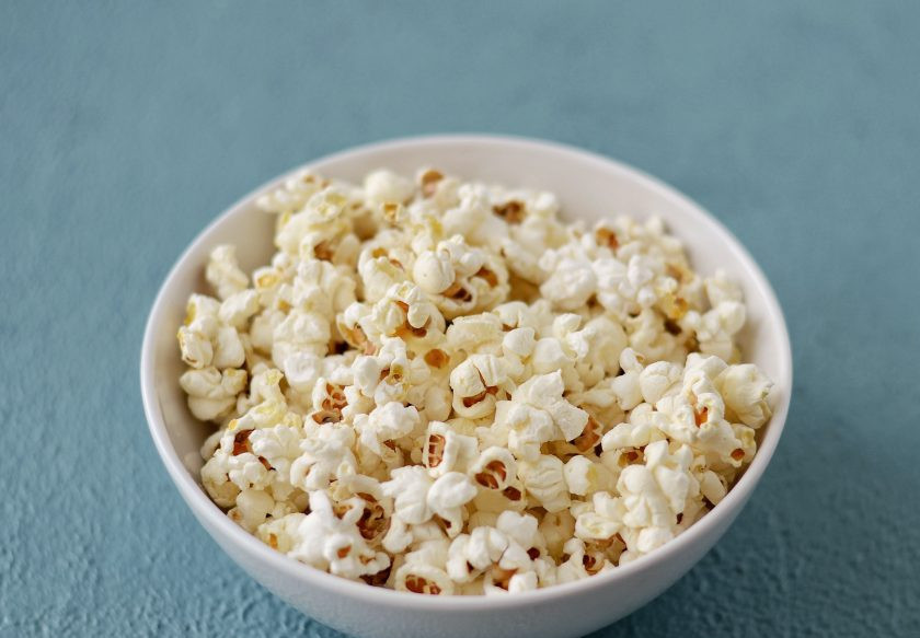 1. Этап. Соленый попкорн: Откройте крышку, когда перестанут раздаваться хлопки. Пока попкорн горячий, добавьте соль и хорошо перемешайте все.