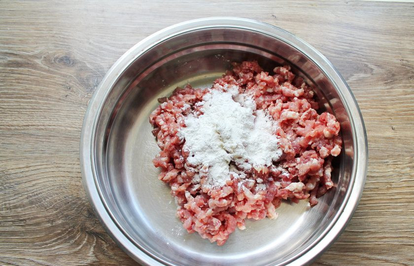 1. Этап. Домашняя колбаса на сковороде: Всыпьте кукурузный крахмал.