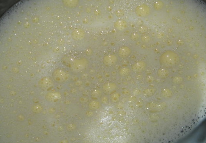 1. Этап. Блинная улитка с мясным фаршем: Для заливки взбиваем яйца с молоком.