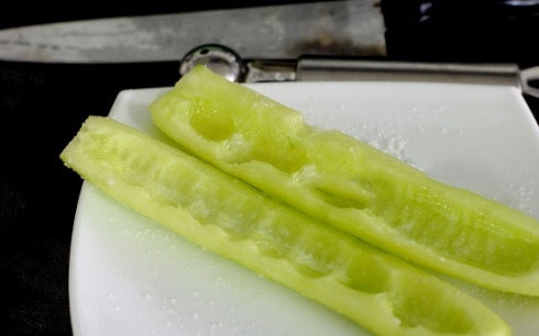 1. Этап. Салат кальмаровый: Очищаем огурец от кожуры и семян. Щедро посыпаем солью и оставляем минут на 30. Затем промываем, подсушиваем и нарезаем полукольцами.