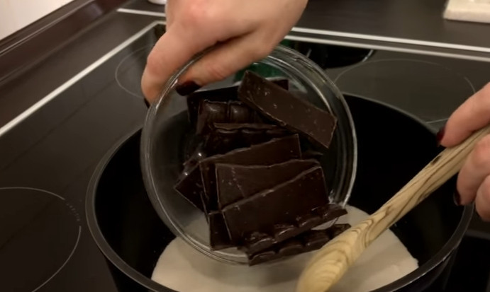 1. Этап. Шоколадный торт Захер: 13. В кастрюлю вливаете сливки и подогреваете их, затем добавляете шоколад, сливочное масло и перемешиваете.