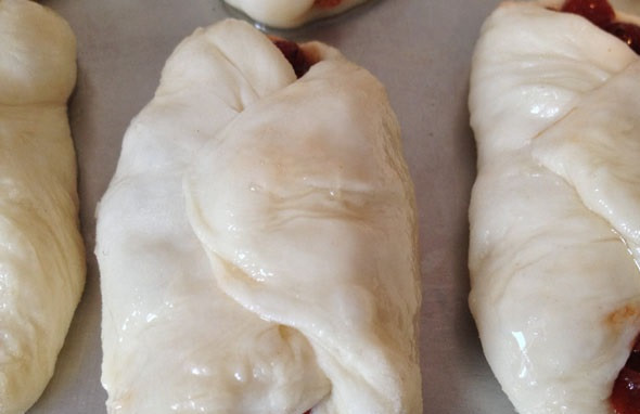 1. Этап. Пирожки с клюквой: 6. Пирожки выложить на противень, смазанный маслом или застеленный пергаментом. Отправить в заранее разогретую духовку. Выпекать до образования золотистой корочки.