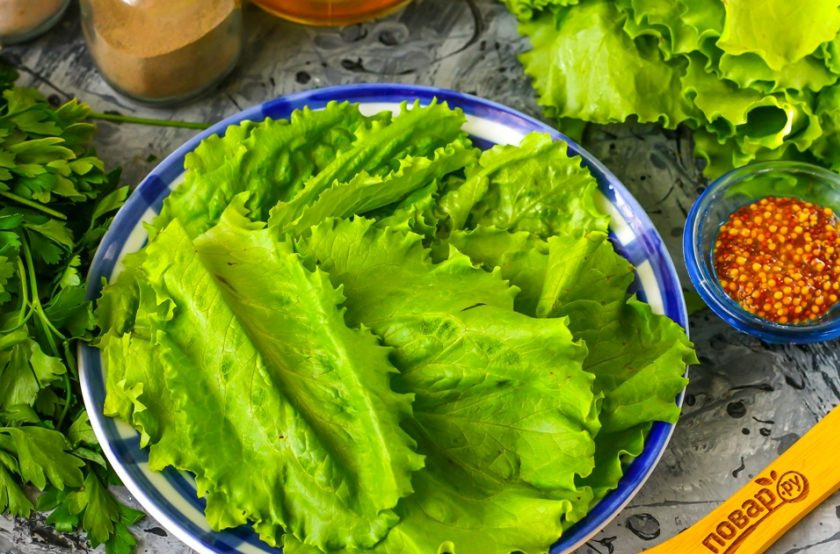 1. Этап. Легкий салат с креветками: Промойте листья салат в воде, обсушите их бумажными салфетками и выложите на тарелку. Вместо листового салата допустимо использовать шпинат или рукколу.