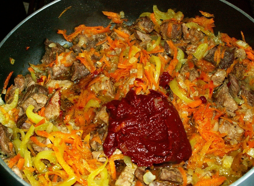 1. Этап. Капуста, тушенная с мясом и грибами: 3. Вот теперь добавим томатную пасту и перемешаем все хорошенько. Пробуем на вкус, если необходимо. Еще немного добавим специй. Закрываем крышкой и тушим еще 20 минут.