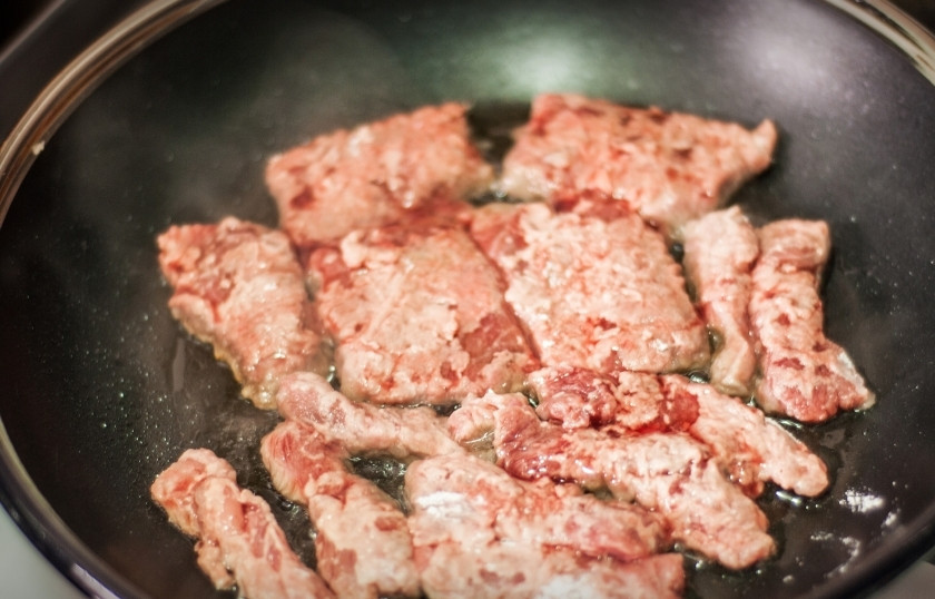 1. Этап. Мясо по-испански: Разогрейте на сковороде оливковое масло и выложите кусочки мяса. Обжаривайте с каждой стороны до полной готовности и хрустящей корочки.