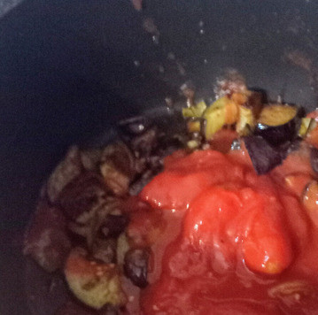 1. Этап. Острый рис с баклажанами и помидорами: В большой ёмкости соединить баклажан, луковую смесь и добавить томаты. Готовить 4 минуты на медленном огне.