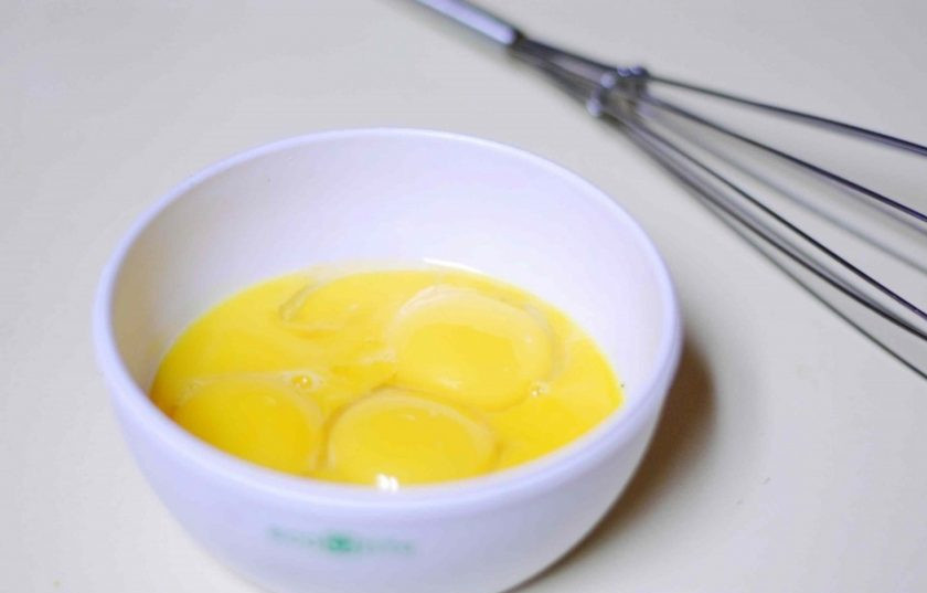 1. Этап. Мороженое с киви: 3. После этого перемешайте вместе желтки с сахаром.