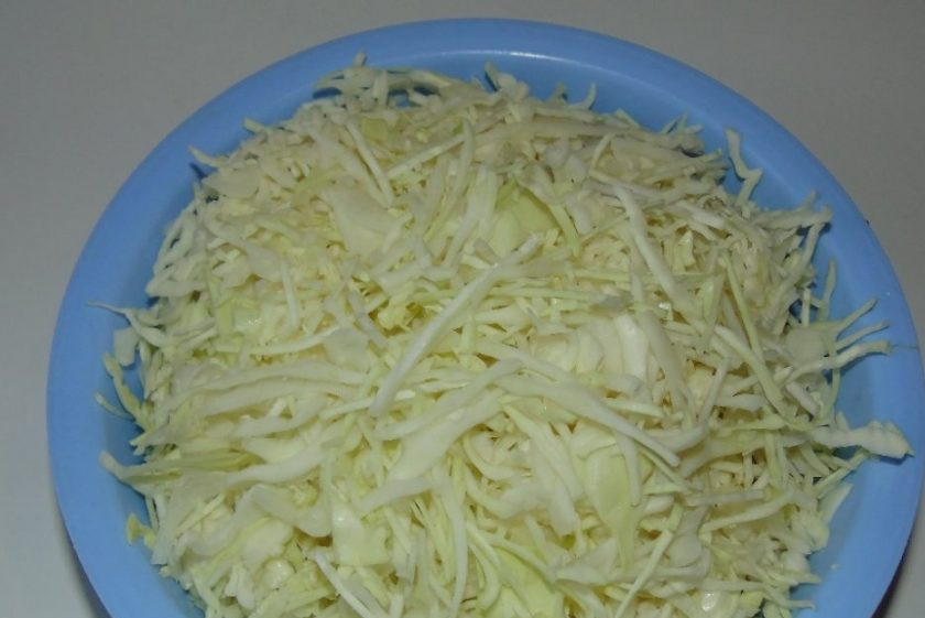 1. Этап. Засолка капусты горячим рассолом: Капусту помойте и мелко нашинкуйте.