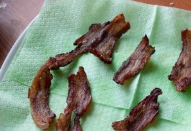 1. Этап. Салат от шефа: Выкладываем обжаренный бекон на бумажную салфетку, пусть она впитает лишний жир.