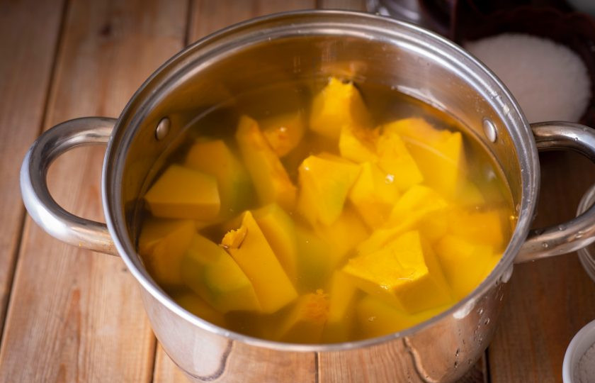 1. Этап. Осенние булочки: За это время приготовьте тыквенное пюре. Кусочки тыквы почистите от кожуры и семян, нарежьте произвольными кусочками, отварите в кастрюле с водой до мягкости.