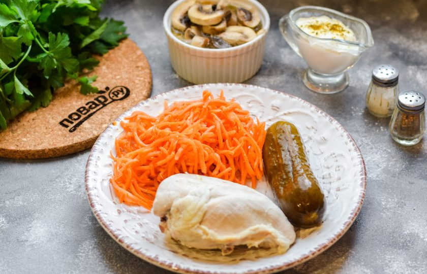 1. Этап. Салат с курицей и маринованными шампиньонами: Подготовьте все ингредиенты. Филе заранее отварите и остудите в бульоне. Шампиньоны по желанию можете замариновать заранее в уксусе, масле и специях.