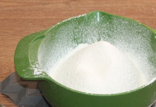 1. Этап. Закусочные пирожки с рубленной индейкой: 2. Муку просеиваем.