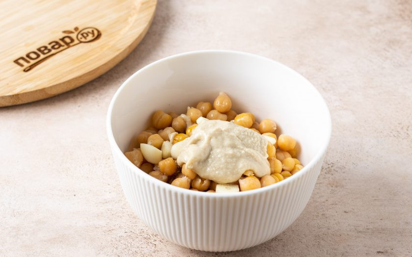 1. Этап. Пита начиненная хумусом и весенним салатом: Для хумуса соедините нут, очищенный и нарезанный чеснок, кунжутную пасту, лимонный сок и оливковое масло.