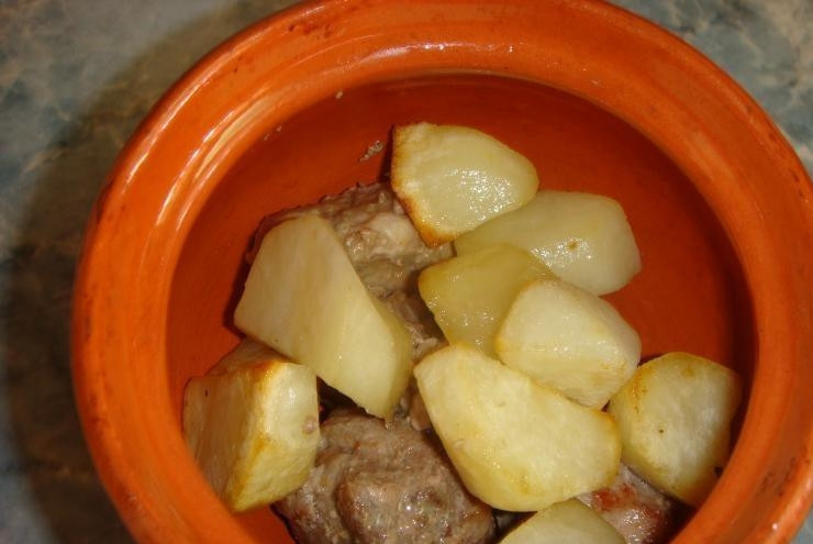 1. Этап. Чанахи в горшочках: Поверх мяса идет картошка.