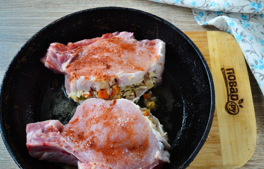 1. Этап. Свиные отбивные с сюрпризом: На сковороде разогрейте растительное масло. Отправьте в сковороду отбивные и готовьте сначала на среднем огне с двух сторон, чтобы образовалась золотистая корочка, а затем уменьшите огонь и еще немного поготовьте.