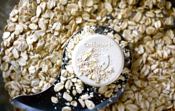 1. Этап. Оладушки из овсянки: 3. Измельчите в муку и соедините с сахаром, разрыхлителем, солью. Вбейте яйца, добавьте растопленное сливочное масло, по вкусу — немного меда. Перемешайте все. Добавьте в тесто готовые хлопья, влейте молоко и всыпьте муку, чтобы довести до необходимой консистенции.