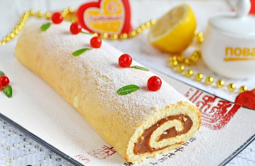 1. Этап. Бисквитный рулет Сладкий поцелуй: 12. Я посыпала сахарной пудрой и украсила ягодами калины. Можно полить растопленным шоколадом или сгущенкой, но, на мой взгляд, рулет очень сладкий, кисловатые ягоды прекрасно дополнили его.