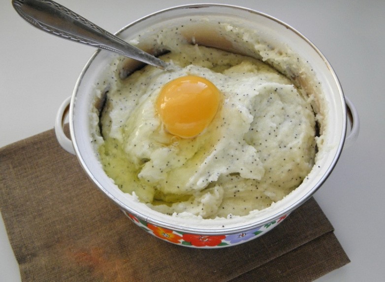 1. Stage. Semolina porridge with cottage cheese: Add the egg to the mixture and mix well.