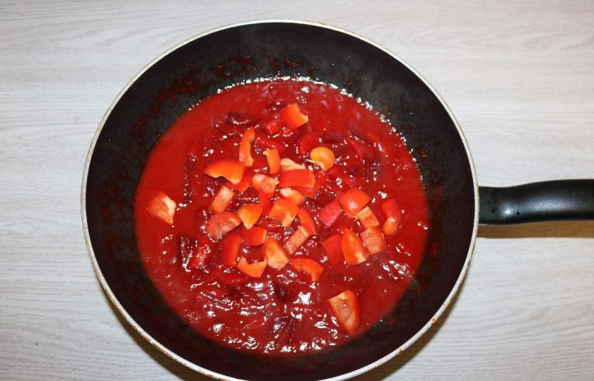 1. Этап. Борщ с карасями: Добавьте перец, ложку уксуса, немного сахара, посолите.