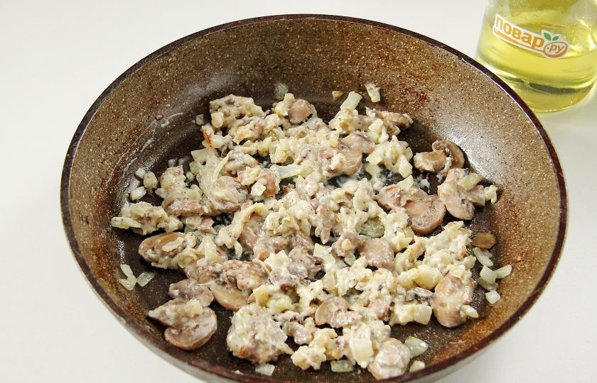 1. Этап. Язык под шубой: Добавьте сливки, перемешайте и прогрейте все до загустения массы.